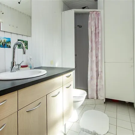 Three-bedroom Holiday In 펜션 *
